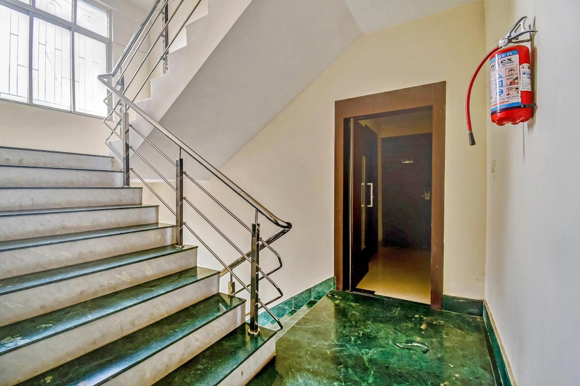 Capital O Kabita Guest House Near Acropolis Mall Kalkuta Zewnętrze zdjęcie